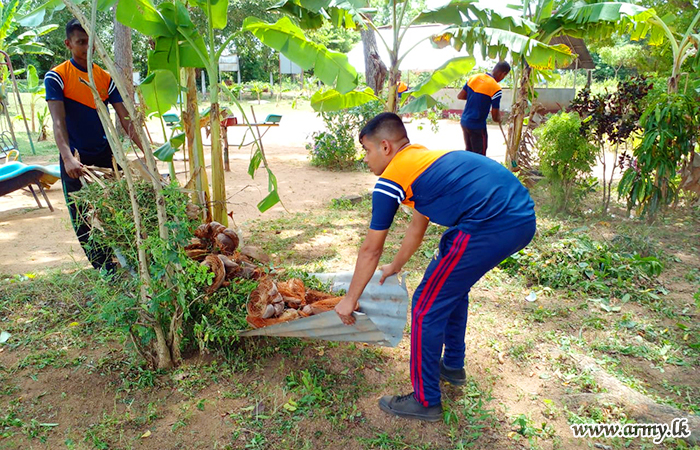 14 SLSR Troops Dispose Pollutants around Pandarawani Pre-School Premises