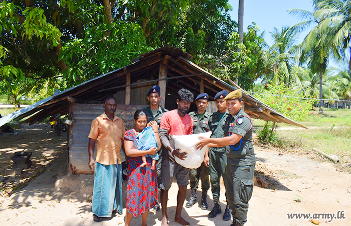 9 SLNG Troops Carry Dry Ration Packs to Mullaittivu Civilians