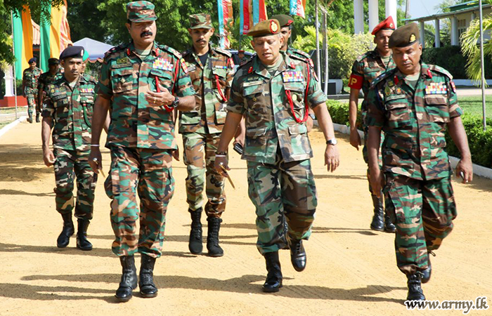 Jaffna Commander Interacts with 52 Division Troops