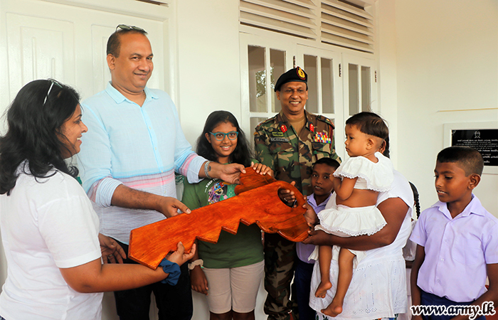 16 GR & 1 SLNG Troops in 143 Infantry Brigade Offer New Home to Thabbowa Mother with Children 