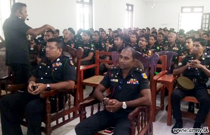 Ranaviru Resource Centre Troops Learn about 'War Literature' 