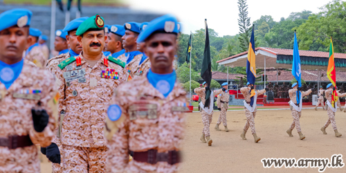 මාලි රාජ්‍යයේ සාමසාධක රාජකාරී සඳහා පිටත්වන 5 වන සංග්‍රාමික ප්‍රවාහන කණ්ඩායම යුද්ධ හමුදාධිපතිතුමන් වෙත සිය ගෞරවාචාර පුදකරයි