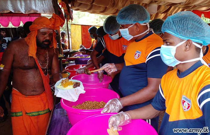 இராணுவ படையினரால் பதயாத்திரை யாத்தீரிகளுக்கு தானம் வழங்கல்