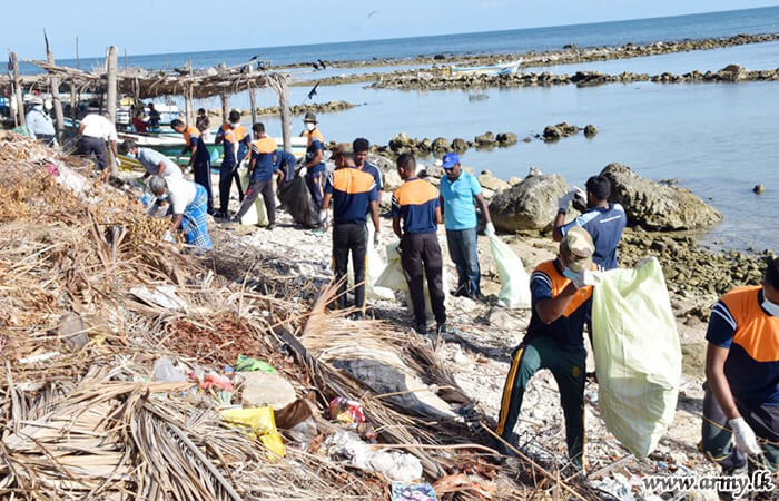 යුද්ධ හමුදා සාමාජිකයින්ගේ මූලිකත්වයෙන් පේදුරුතුඩුව වෙරළ තීරය පිරිසිදු කිරීමේ වැඩසටහනක්