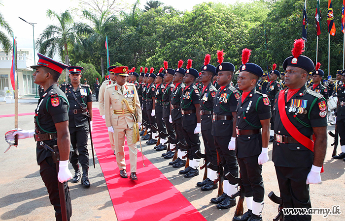 නික්ම යන ආරක්‍ෂක සේනා ආඥාපති - යාපනය වෙත එම මූලස්ථානයේ ගෞරවාචාරය