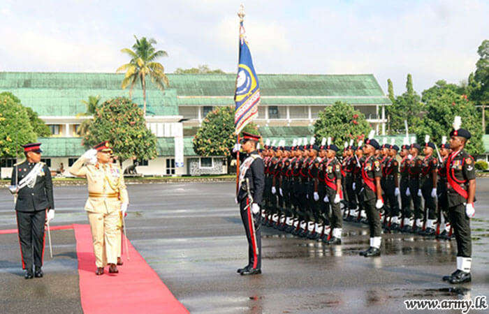 උසස්වීම් ලද ශ්‍රී ලංකා පාබල හමුදාවේ ජ්‍යෙෂ්ඨ නිලධාරී වෙත එම රෙජිමේන්තුවේ ගෞරවාචාරය