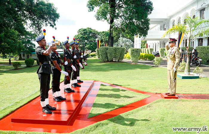 නුදුරේදී විශ්‍රාම දිවියට එළඹෙන මේජර් ජෙනරල් එස්.කේ මුණසිංහ ආර්ඩබ්ලිව්පී ආර්එස්පී වීඑස්වී යූඑස්පී වෙත සිය රෙජිමේන්තුවේ ගෞරවාචාරය