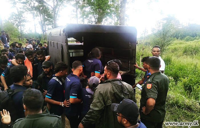 2 (V) SLSR Troops Evacuate Undergraduates, Affected by Wasps
