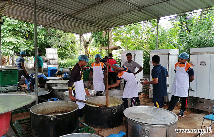 மேற்கு படையினர் ஹோமாகம அன்னதானத்திற்கு  உபகரணங்கள் மற்றும் மனிதவள உதவி