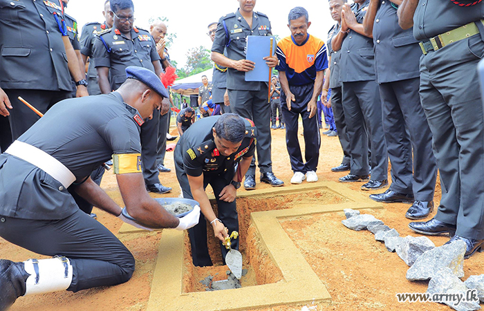 ශ්‍රී ලංකා යුද්ධ හමුදා ස්වේච්ඡා බලසේනාවේ ප්‍රධාන මුරහලේ ඉදිකිරීම් කටයුතු ආරම්භ කරමින් මුල්ගල තබයි