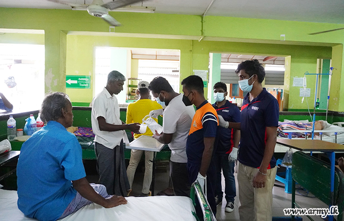 1 SLNG Troops Serve King Coconut to Kurunegala Patients 