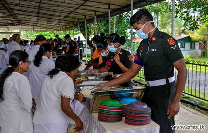 ශ්‍රී ලංකා යුද්ධ පොලිස් හේවා බලකායේ භටපිරිස් ඇසළ පොහොය දින බැතිමතුන් සඳහා දානය සහ ගිලන්පස පූජා කරයි 