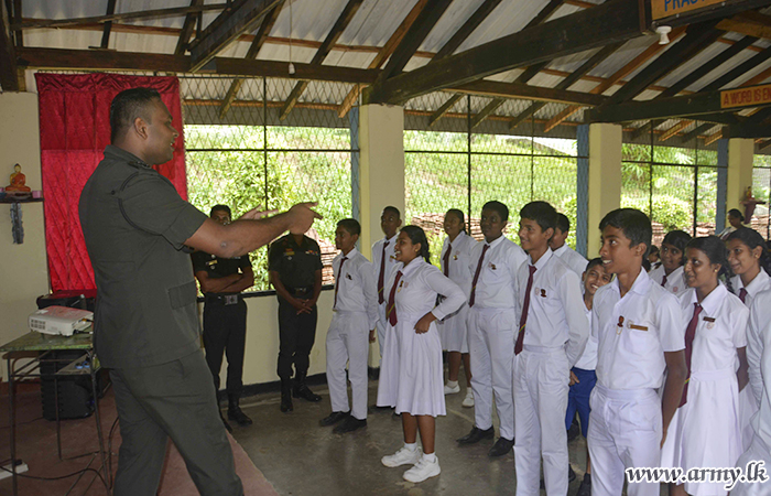 8 ශ්‍රී ලංකා සිංහ රෙජිමේන්තුවේ මූලිකත්වයෙන් පාසල් සිසු සිසුවියන් වෙනුවෙන් නායකත්ව වැඩමුළුවක්