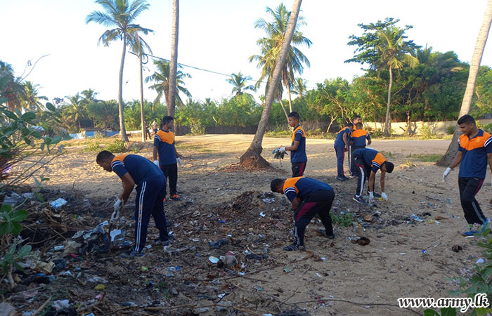 Troops with GOC & Brigade Commander Clean Kalmunai Beach Patch