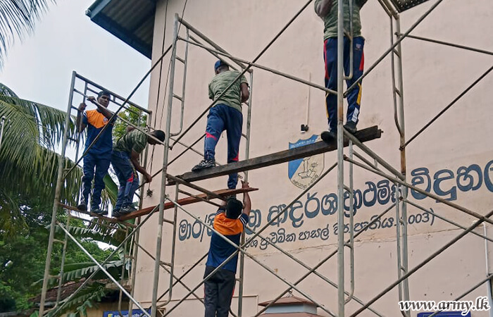 යුද්ධ හමුදා භටපිරිස් මාතර, නිල්වලා කනිෂ්ඨ විද්‍යාලයේ ගොඩනැගිලි ප්‍රතිසංස්කරණය කරයි