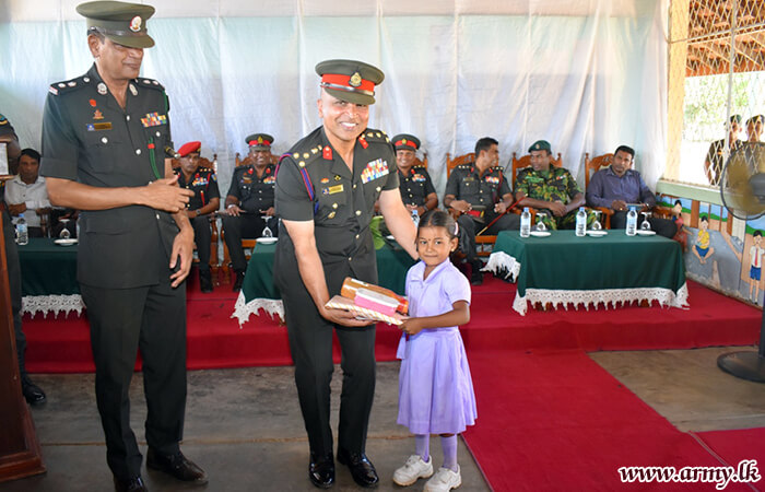 23 Infantry Division on its Anniversary Day Takes School Needs to Students at Kirimichchodei