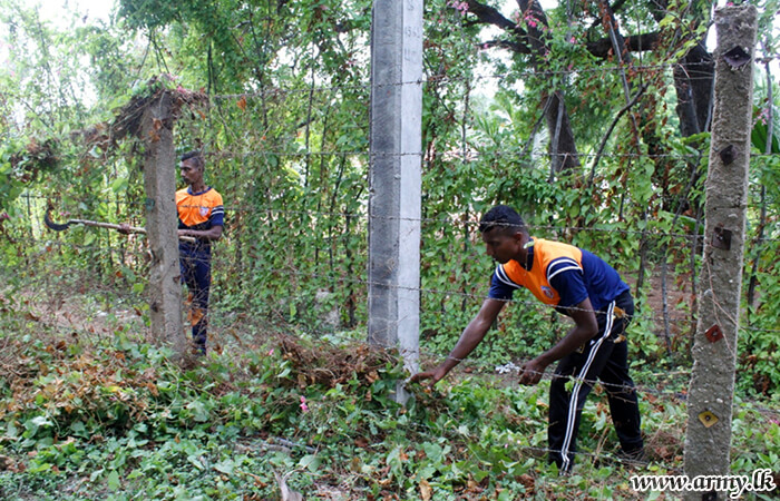 23 ගැමුණු හේවා බළකායේ භටපිරිස් පලෙයි ප්‍රාදේශීය රෝහල් පරිශ්‍රය පිරිසිදු කරයි