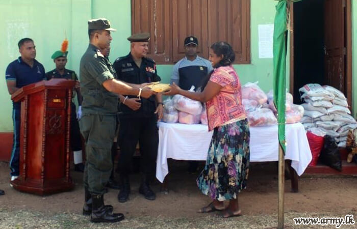 542 Brigade Troops Help Vikumpura Villagers & Students