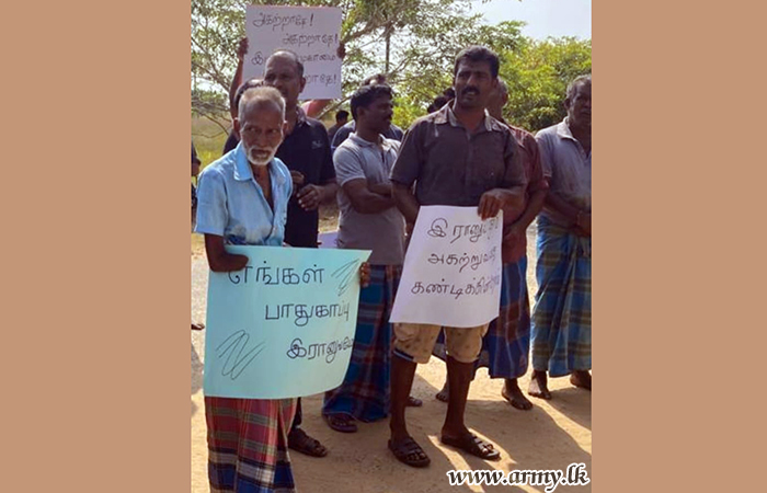 4 ශ්‍රී ලංකා සිංහ රෙජිමේන්තු යුද්ධ හමුදා කඳවුර ඉවත් නොකරන ලෙසට කට්කෝලම් සිවිල් වැසියන් සාමකාමී විරෝධතාවයක් පවත්වයි