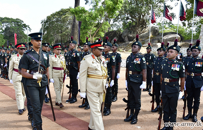 නුදුරේදී විශ්‍රාම ගැනීමට නියමිත යාන්ත්‍රික පාබල රෙජිමේන්තුවේ රෙජිමේන්තු අධිපති වෙත එම රෙජිමේන්තුවේ ගෞරවාචාරය