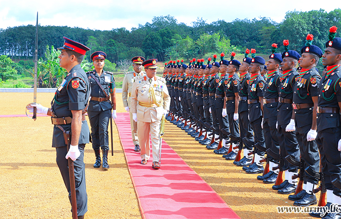 ශ්‍රී ලංකා යුද්ධ හමුදා ස්වේච්ඡා බලසේනාවේ නික්මයන සේනාවිධායකතුමන් වෙත එම බලසේනාවේ ගෞරවාචාරය