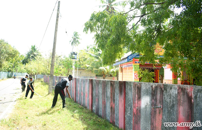 7 VIR Troops in a 'Shramadana' Clean up 'Amman Kovil' Premises