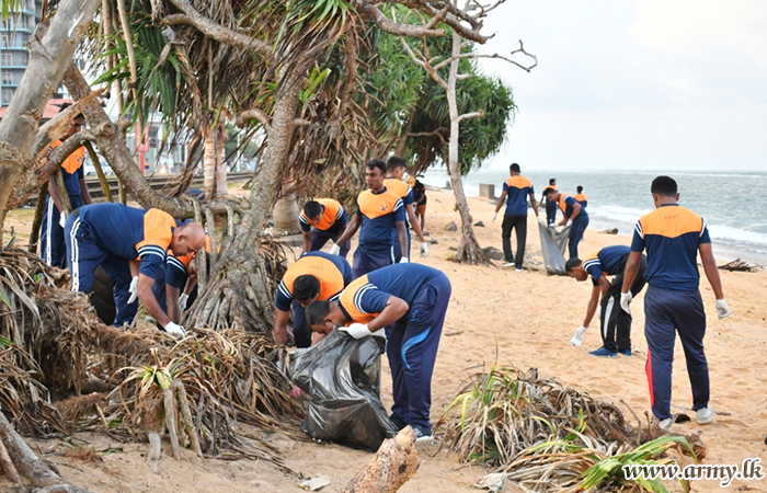 SLCMP Soldiers Clean up Wellawatte Beach Patch