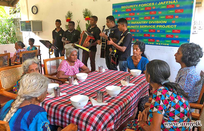 513 Infantry Brigade Offers Lunch to Elders at ‘Sivapoomi Elders Home’