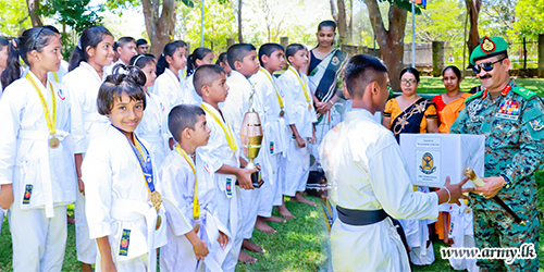 යුද්ධ හමුදාධිපතිතුමන් පාසල් කරාටේ ශූරයින් දිරිගන්වයි