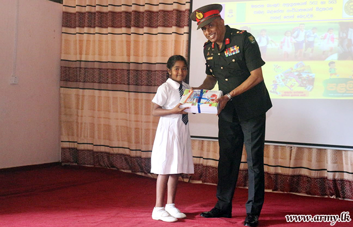 562 Infantry Brigade with Donors Provides Incentives to Vavuniya Students