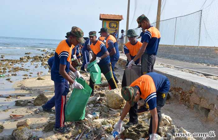 යුද්ධ හමුදා භටපිරිස් සක්කොටේ වෙරළ තීරය පිරිසිදු කරයි