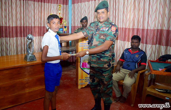 4 SLSR Troops Arrange Scholarships for Two Deserving Jaffna Students