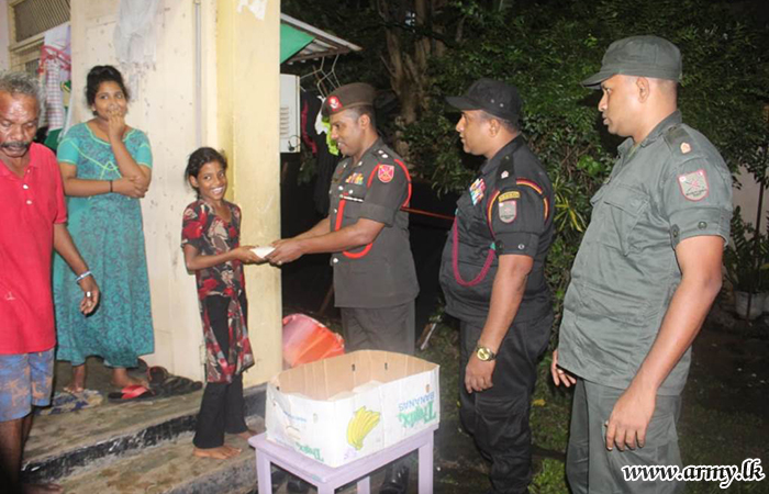 6 GR & 14 VIR Troops Distribute Cooked Meals for Flood Victims in Wanathamulla