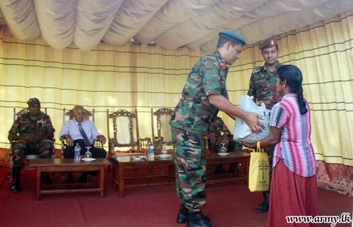 51 வது காலாட் படைப்பிரிவினரால் உடுவில் குடும்பங்களுக்கு நிவாரணப் பொதிகள்