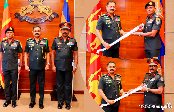 Army Commander Presents Symbols of New Authority to Just-promoted Major Generals