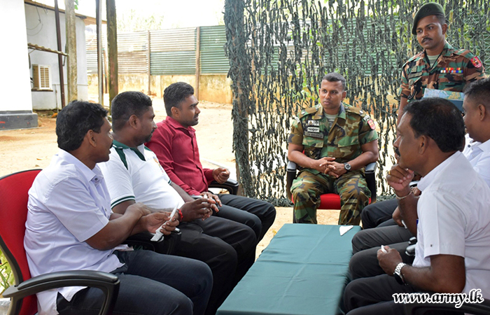 සිවිල් ජනතාවගේ සුබසාධන කටයුතු පිළිබඳ සාකච්ඡා කිරීමේ අරමුණින් කරවෙඩ්ඩි සහ පේදුරු තුඩුව ග්‍රාම නිලධාරින් සහ යුද්ධ හමුදා සාමාජිකයන් අතර සුහද හමුවක්