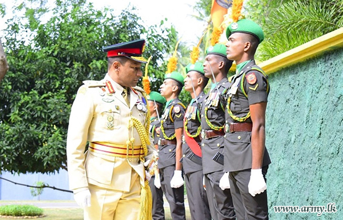 මේජර් ජෙනරල් නිලයට උසස්වීම් ලැබු බුත්තල යුද්ධ හමුදා යුධ විද්‍යාලයේ සේනාවිධායක වෙත හමුදා ගෞරවාචාර