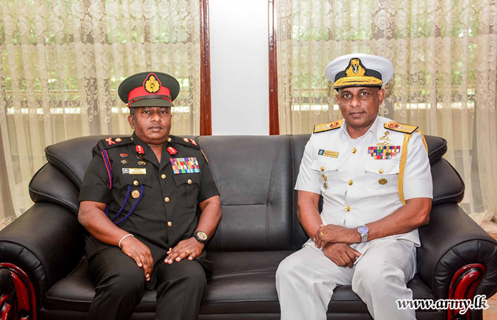 නාවික සහ ගුවන් හමුදා ජ්‍යෙෂ්ඨ නිලධාරීන් 61 සේනාංකයේ සේනාංකාධිපතිතුමන් හමුවෙයි