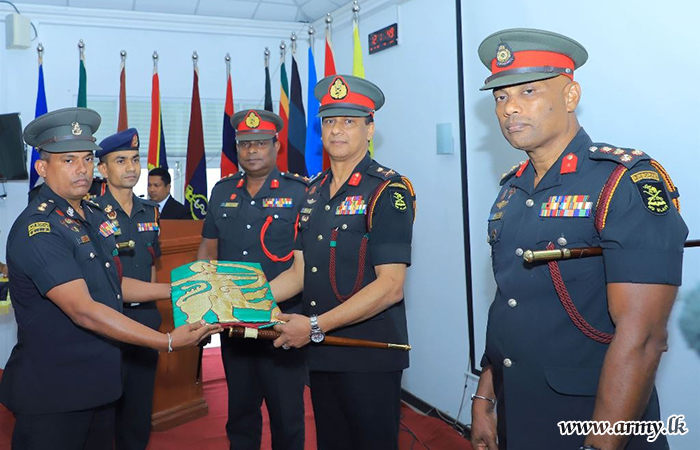 යුද්ධ හමුදා ස්වේච්ඡා බලසේනාවේ සේනාවිධායකතුමන් විසින් විසුරුවා හරින ලද ස්වේච්ඡා බලඇණිවල සේවය අගයයි