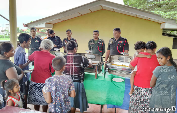 141 Infantry Brigade Provides Meals to Displaced Families