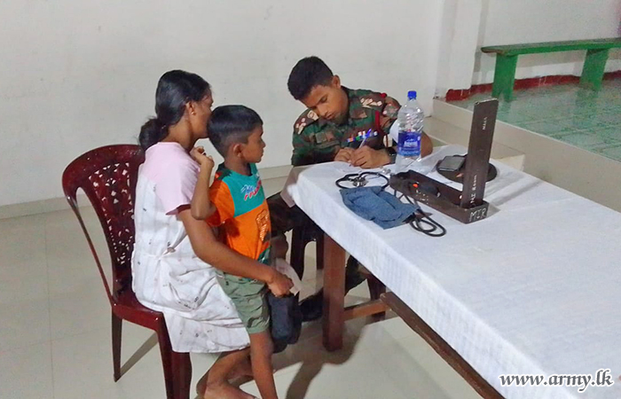61 Infantry Division Troops Provide Medical Assistance for Flood Victims in Matara