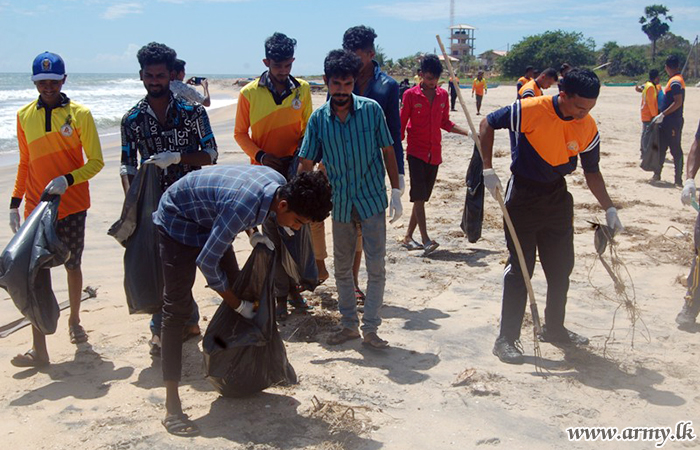 8 SLNG Troops Clean Sangamangramam to Vinayagapuram Beach Patch     