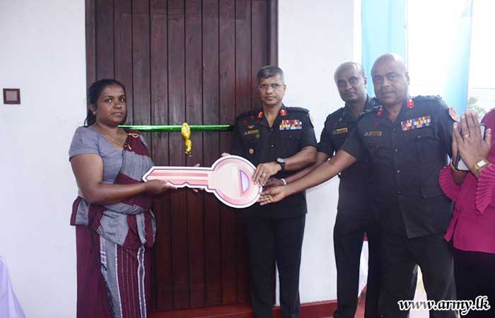 12 வது  சிங்க படையணியின் படையினரால் மறைந்த தோழரைக் கௌரவித்து  அவரது  குடும்பத்திற்கு புதிய வீடு 