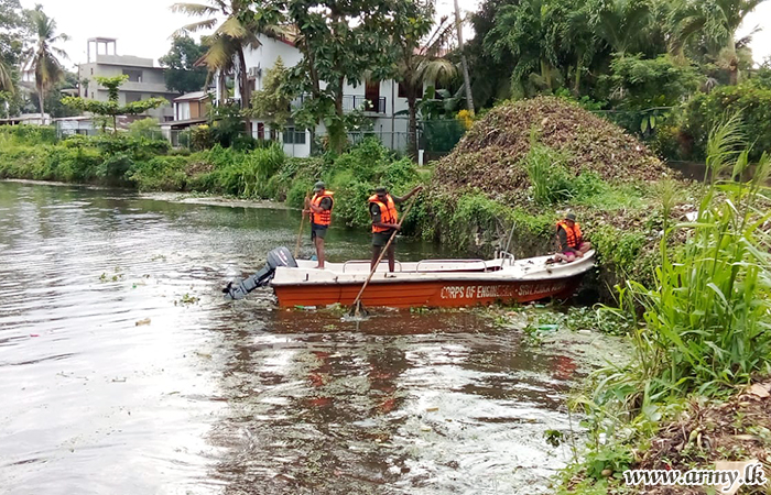 இரசாயன, உயிரியல், கதிரியக்க மற்றும் அணுசக்தி பொறியியல் படையினர் பொரலஸ்கமுவ ஏரியை தூய்மையாக்கல்