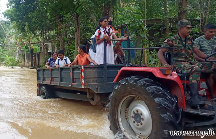 மாத்தறையில் வெள்ளத்தால் பாதிக்கப்பட்டவர்களுக்கு இராணுவ போக்குவரத்து