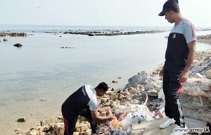 11 VIR Troops Join Dengue Eradication in Jaffna