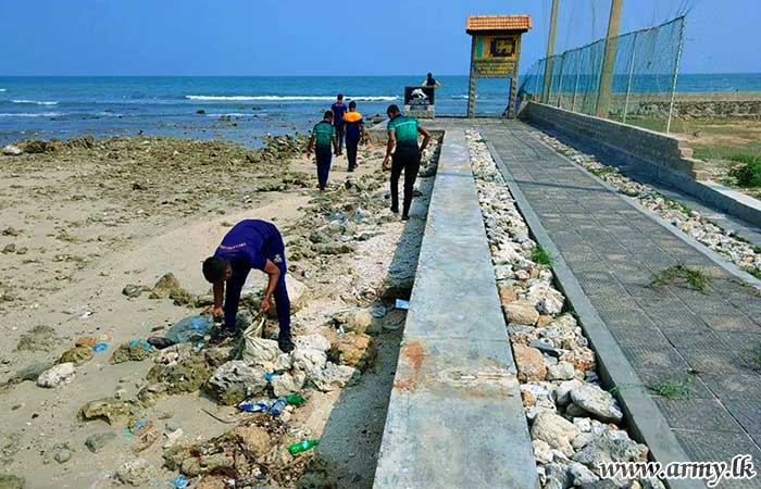 521 Infantry Brigade Troops Clean Beach