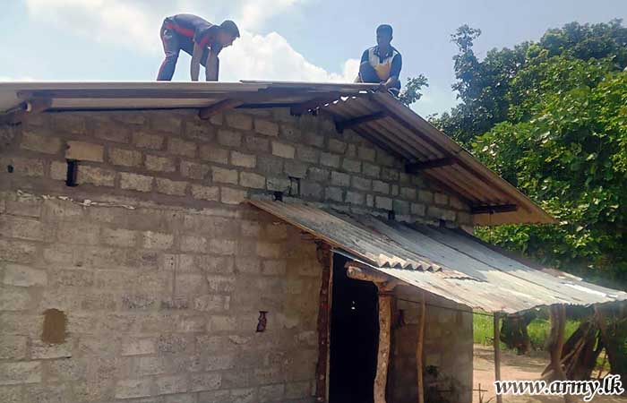 9 SLA Troops Cover Elderly Couple from Rain Water 
