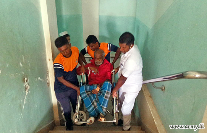 17 SLLI Troops Round the Clock Help Movement of Patients in Vavuniya Hospital