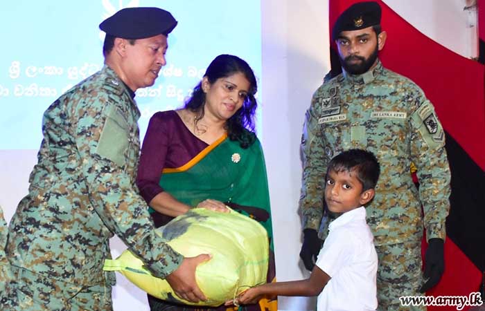 விசேட படையணி சேவை வனிதையரால் விசேட படையணி பயிற்சிப் பாடசாலையை சுற்றியுள்ளவர்களுக்கு உதவி 